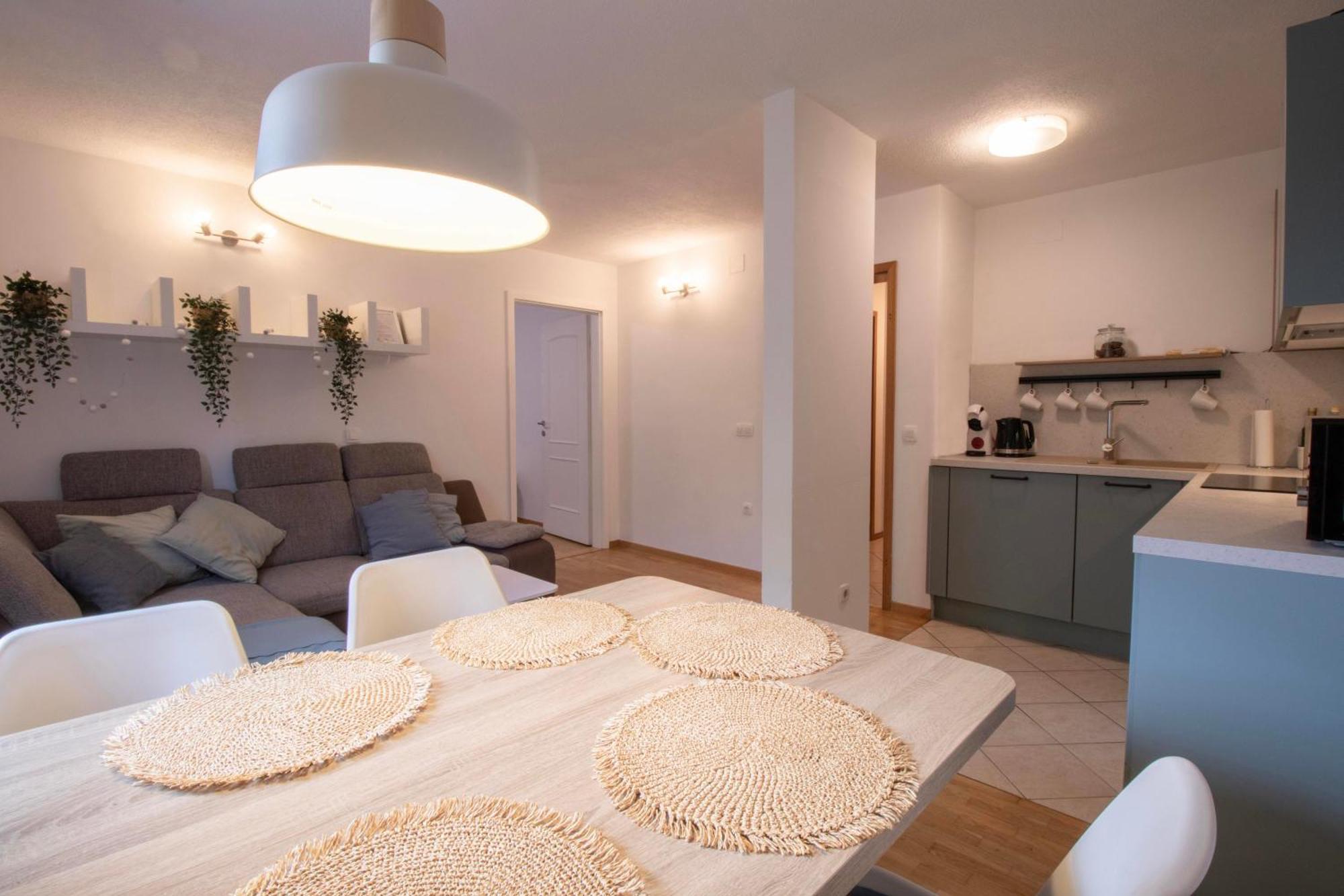 Apartment Above Lake Блед Екстериор снимка